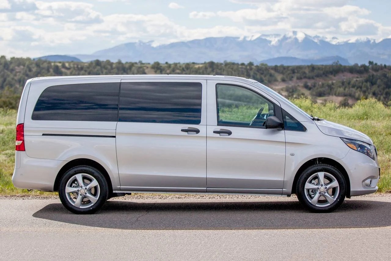Minibus vs Luxury Coach for Airport Transfers in UAE